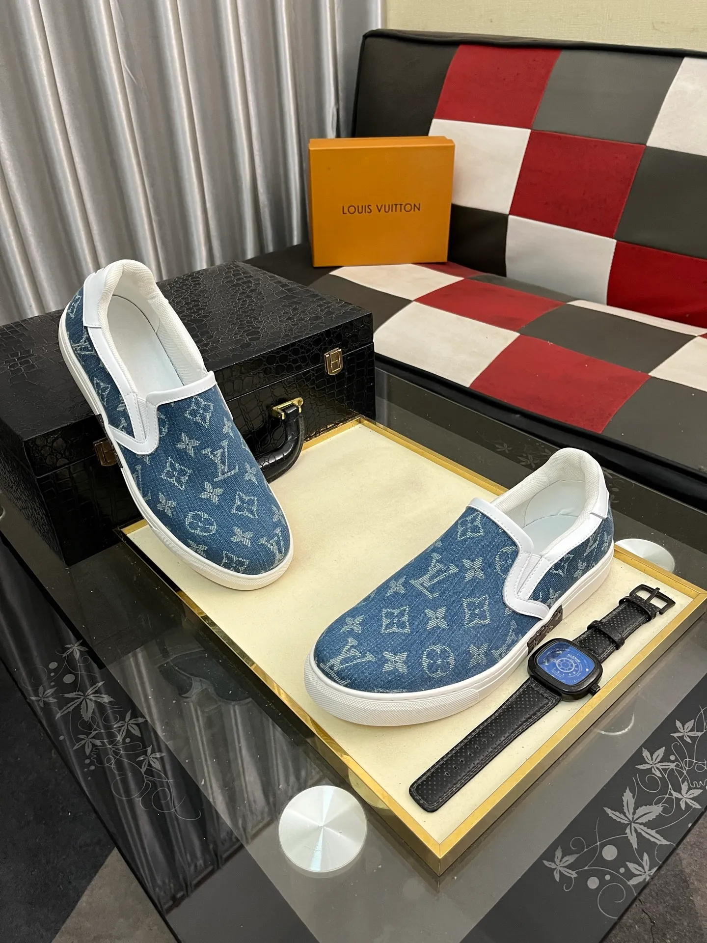 Men's shoes 💰400⌚️⌚️LV's new men's high-end casual sports shoes, using imported first-layer cowhide silk screen printing brand lougou, original ultra-light tpu outsole, wear-resistant and comfortable, Monogram lougou embellished rubber outsole, breathable mesh lining, versatile classic style! Size: 38-442️⃣Colors available